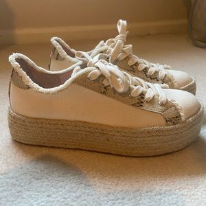 Schutz platform sneaker